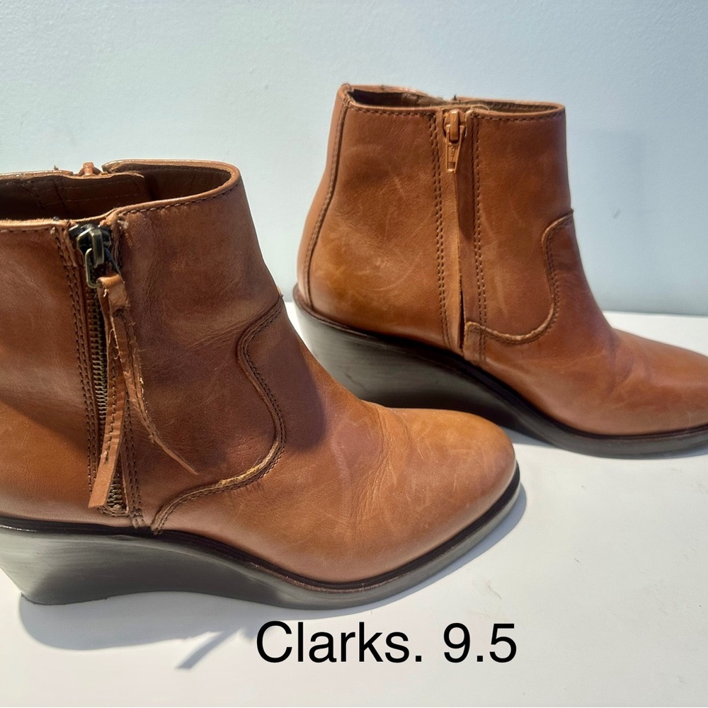 Clarks Tan Leather Ankle Booties with Side Zipper. Size 9.5